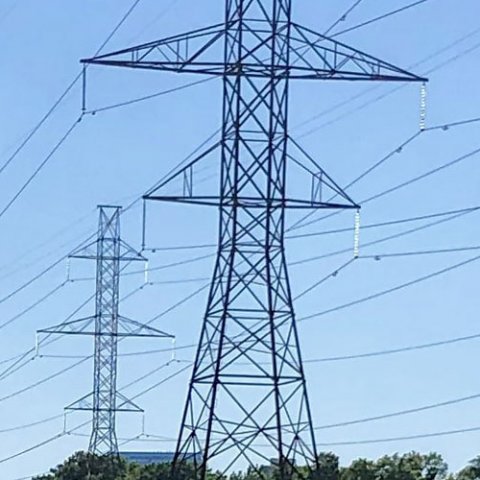 Estructura de red eléctrica sobre cielo azul