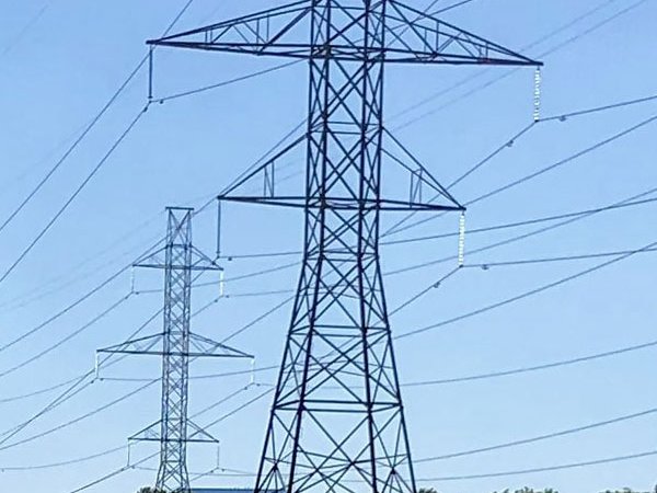 Estructura de red eléctrica sobre cielo azul